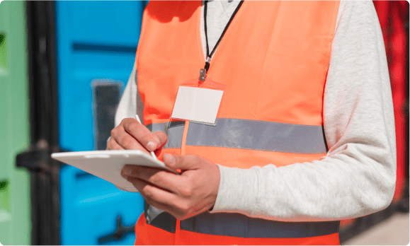 persona escribiendo en una tabla de una agencia aduanal