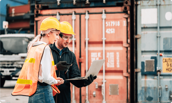 Hombre y mujer trabajando en una agencia aduanal