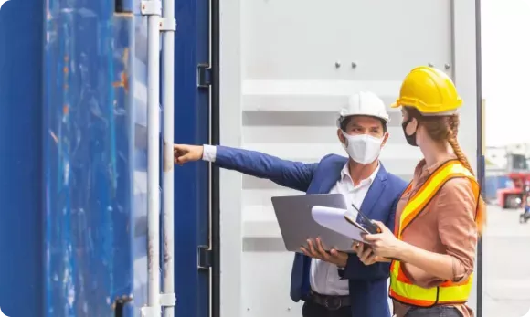 equipo de trabajo fuera de un contenedor
