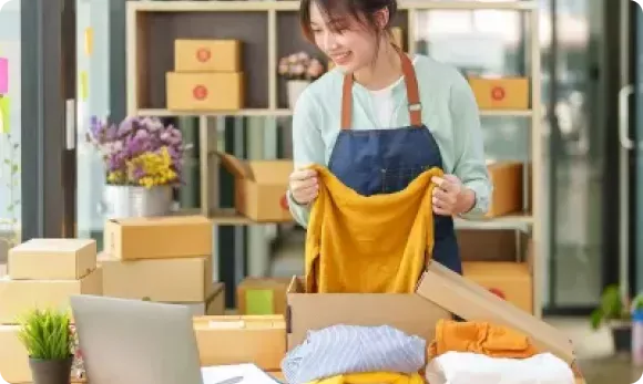 mujer acomodando cosas dentro de una caja