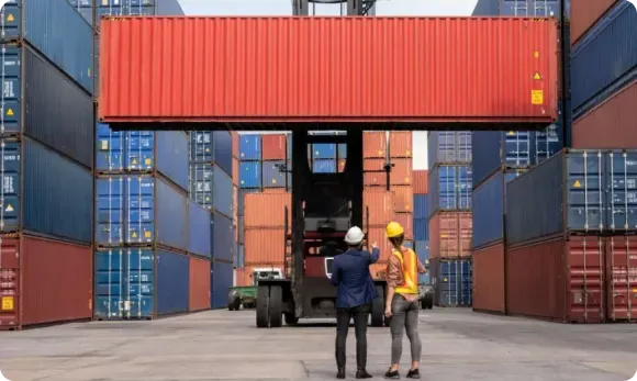 personas viendo contenedores de una agencia aduanal monterrey