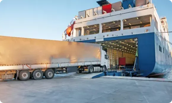 Camión entrando a barco de transporte