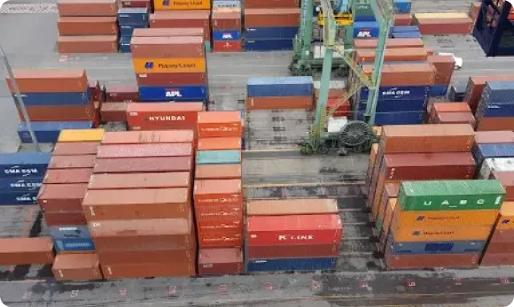 contenedores en una agencia aduanal