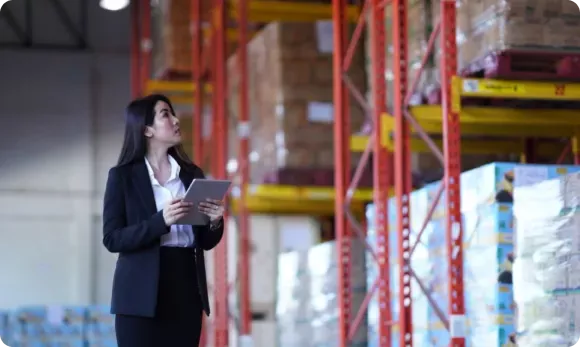 mujer trabajando en una agencia de logística aduanal