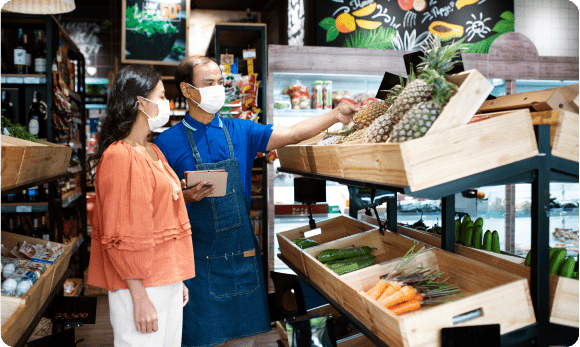 Vendedores locales mostrando productos