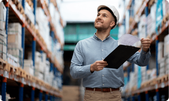 Trabajador feliz en una agencia aduanal