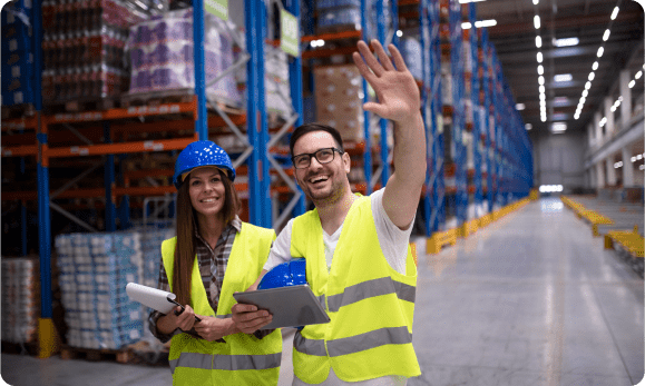 Trabajadores organizando distribución de productos de una agencia aduanal